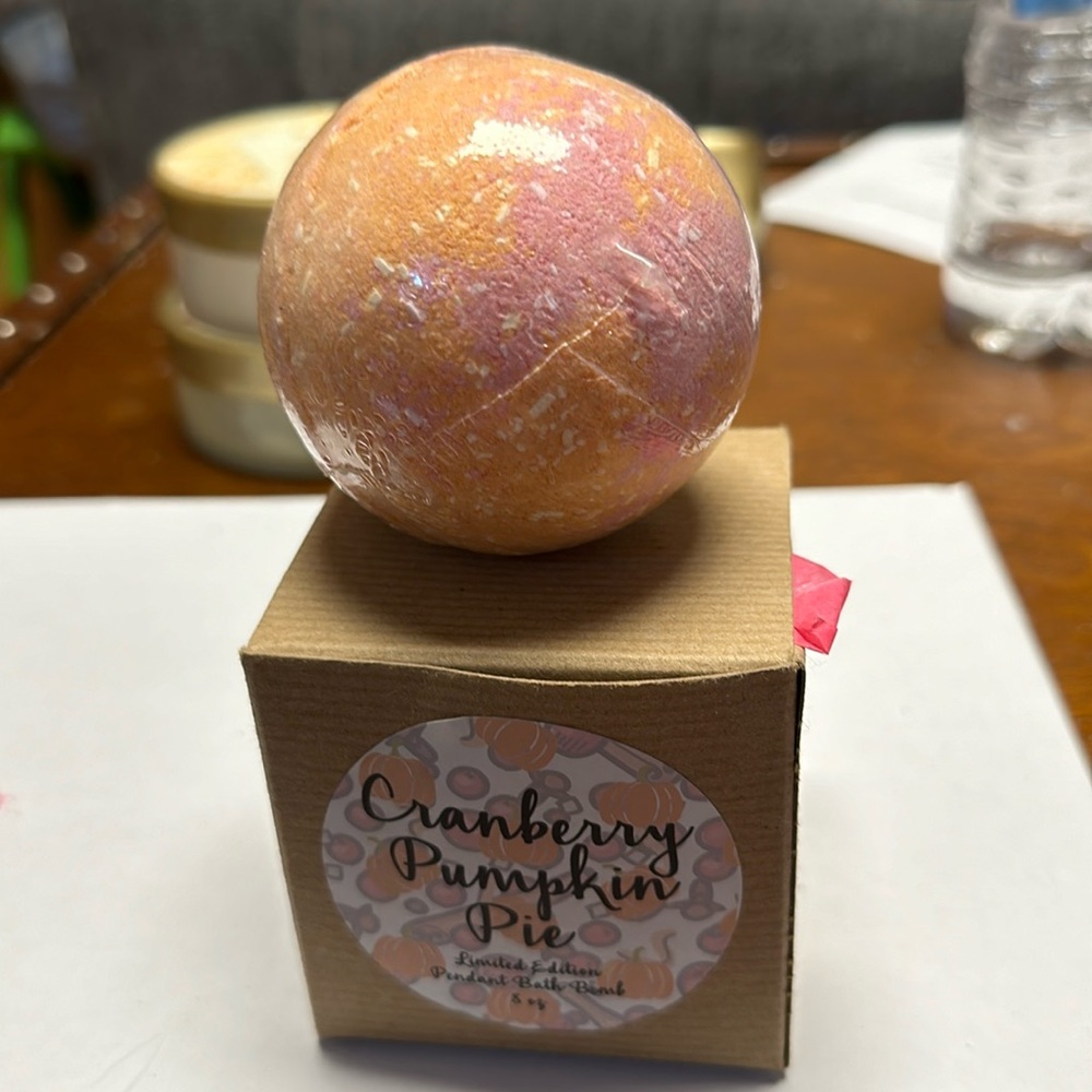 Jewelscent cranberry pumpkin‎ pie bath bomb